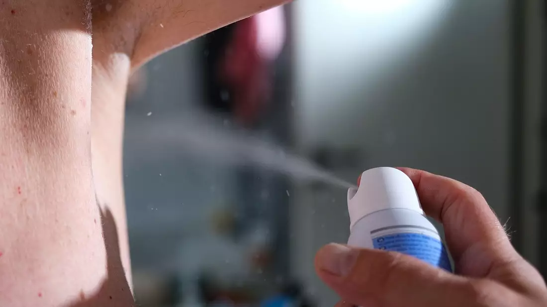 Die Achsel muss safe sein: Ein Mann sprüht Deodorant auf seine Achselhöhle. (Symbolbild) - Bild: Bernd Weißbrod/dpa