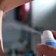 Die Achsel muss safe sein: Ein Mann sprüht Deodorant auf seine Achselhöhle. (Symbolbild) - Bild: Bernd Weißbrod/dpa
