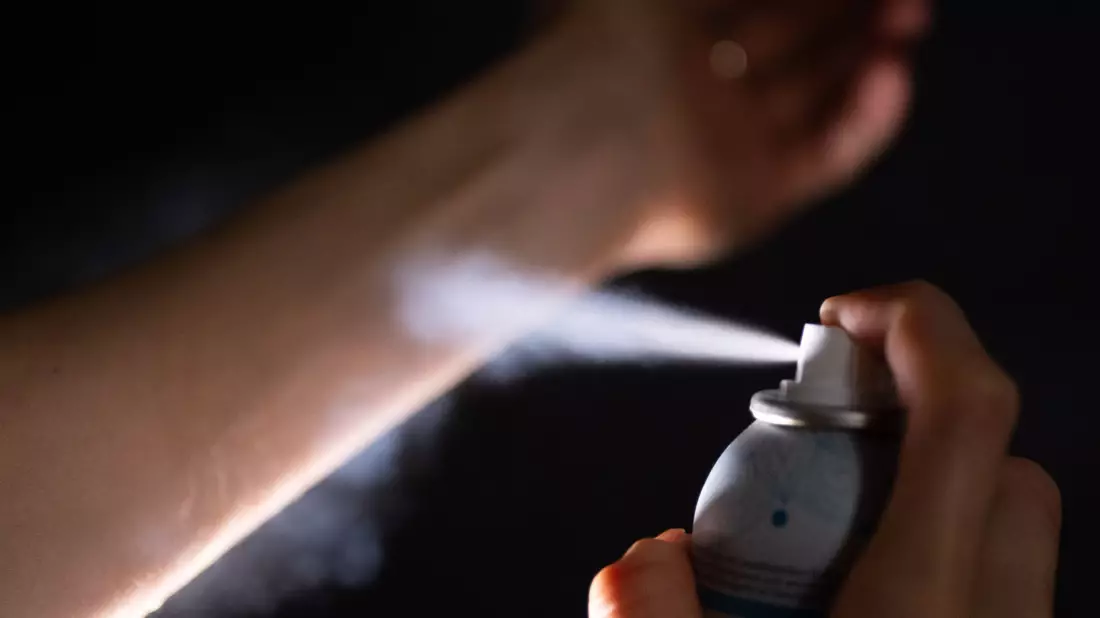 Wer ganz sicher eine Deo-Aura haben will, sprüht es nicht nur auf die Achseln, auf Haare oder Brust, sondern auch aufs Handgelenk. (Symbolbild) - Bild: Monika Skolimowska/dpa