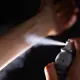 Wer ganz sicher eine Deo-Aura haben will, sprüht es nicht nur auf die Achseln, auf Haare oder Brust, sondern auch aufs Handgelenk. (Symbolbild) - Bild: Monika Skolimowska/dpa