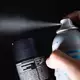 Für viele das Schönste, für andere ganz schrecklich, weil penetrant: Sprühnebel aus einer Deo-Dose. (Symbolbild) - Bild: Monika Skolimowska/dpa