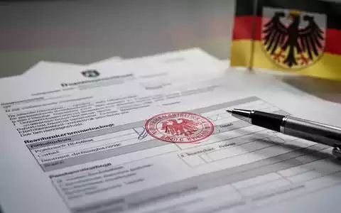 Nahaufnahme von offiziellen Dokumenten mit einem Stempel und Stift, die Bürokratie und Reformen im öffentlichen Dienst symbolisieren. - Foto: über boerse-global.de