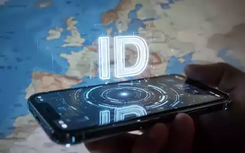 A glowing digital ID icon over a smartphone screen, with a blurred map of Europe in the background, symbolizing digital identity and banking. - Foto: über boerse-global.de