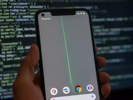 A close-up of a Google Pixel smartphone screen showing a subtle green vertical line defect, held in a hand. - Foto: über boerse-global.de