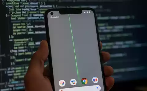 A close-up of a Google Pixel smartphone screen showing a subtle green vertical line defect, held in a hand. - Foto: über boerse-global.de
