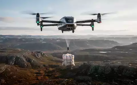 An autonomous Pyka DropShip cargo drone flying over a remote landscape, releasing a package via parachute. - Foto: über boerse-global.de