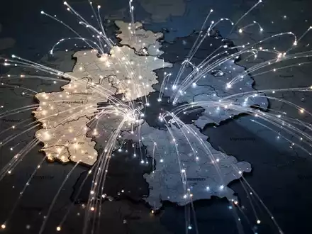 Ein Netzwerk aus leuchtenden Glasfaserkabeln, die sich über eine Deutschlandkarte erstrecken, mit hellen und schattigen Bereichen. - Foto: über boerse-global.de