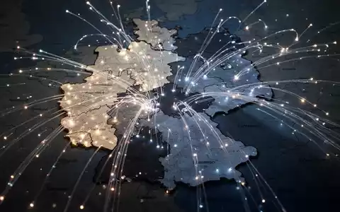 Ein Netzwerk aus leuchtenden Glasfaserkabeln, die sich über eine Deutschlandkarte erstrecken, mit hellen und schattigen Bereichen. - Foto: über boerse-global.de