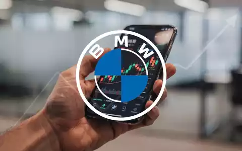 Eine Hand hält ein Smartphone mit einer Aktienhandels-App, die BMW-Aktienkurse anzeigt. Im Hintergrund ein Büro. - Foto: über boerse-global.de