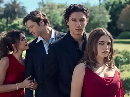 Die College-Serie «Off Campus» beschäftigt derzeit Millionen weltweit. Das sind die Hauptfiguren. Linkes Paar: Allie und Dean (Mika Abdalla und Stephen Kalyn), rechtes Paar: Garrett und Hannah (Belmont Cameli und Ella Bright). - Foto: -/PrimeVideo/dpa
