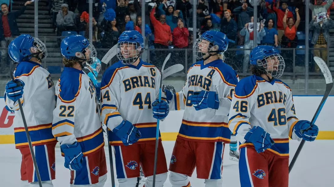 Ein wichtiges Element der Serie «Off Campus» ist der Eishockey-Sport der Jungs: Unter anderem Logan (Antonio Cipriano), Garrett (Belmont Cameli), Dean (Stephen Kalyn) und Tucker (Jalen Thomas Brooks) sind in einem Team. - Bild: -/Amazon Content Services LLC/dpa