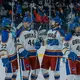 Ein wichtiges Element der Serie «Off Campus» ist der Eishockey-Sport der Jungs: Unter anderem Logan (Antonio Cipriano), Garrett (Belmont Cameli), Dean (Stephen Kalyn) und Tucker (Jalen Thomas Brooks) sind in einem Team. - Bild: -/Amazon Content Services LLC/dpa