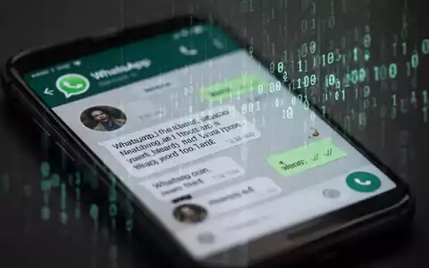 Ein Smartphone-Bildschirm zeigt eine WhatsApp-Konversation, überlagert von verschwommenem, bedrohlichem digitalem Code, der Datenunsicherheit andeutet. - Foto: über boerse-global.de