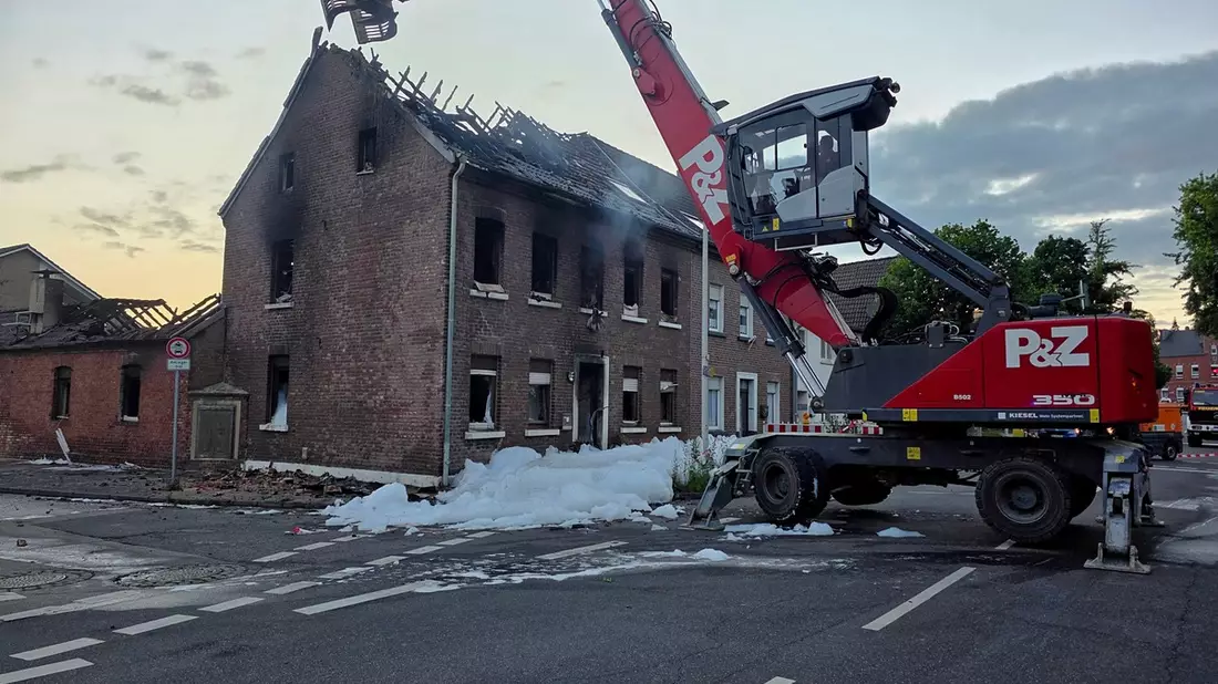 FW Grevenbroich: Feuerwehr Grevenbroich stundenlang bei Großbrand in Elsen im Einsatz - Bild: presseportal.de
