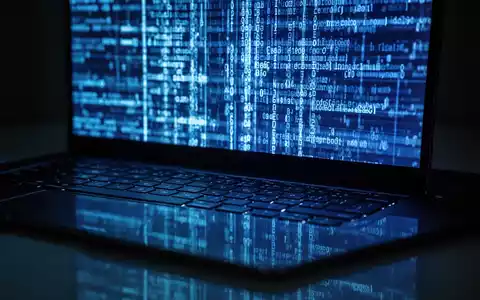 Close-up of a laptop keyboard with a blue screen error message reflected on its keys, symbolizing a system crash. - Foto: über boerse-global.de
