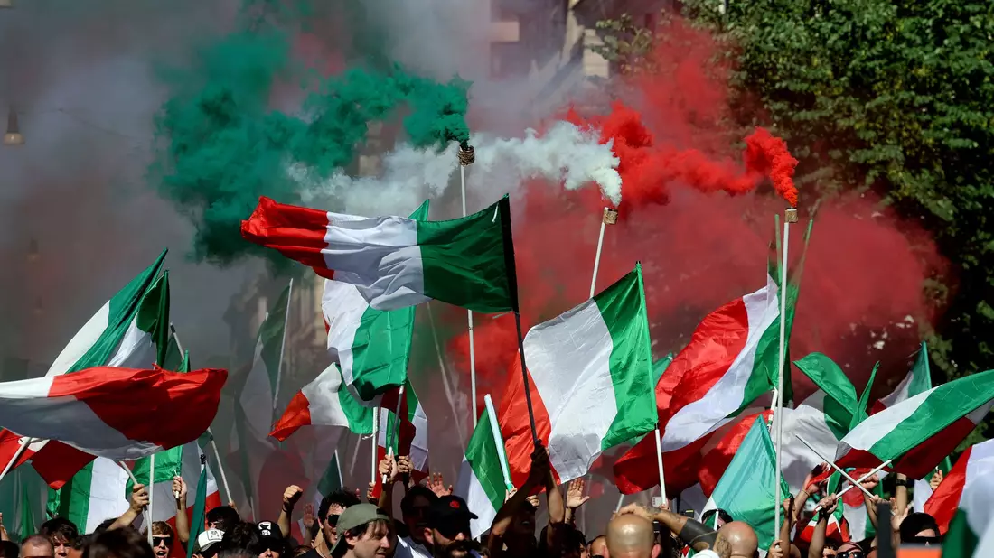Der Protest steht dem Motto «Remigration und Rückeroberung».  - Bild: Marco Iacobucci/SOPA Images via ZUMA Press Wire/dpa