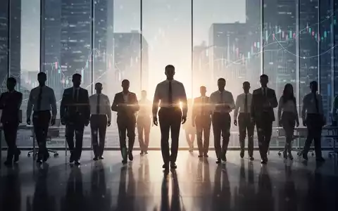Eine Gruppe von Menschensilhouetten vor einem hellen, abstrakten Licht, das Fachkräftemangel und die Suche nach Talent symbolisiert. - Foto: über boerse-global.de