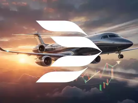 Ein eleganter Businessjet fliegt dynamisch vor einem dramatischen Sonnenuntergangshimmel, symbolisierend Wachstum und Gewinn. - Foto: über boerse-global.de
