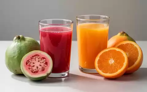 Ein Glas Guavensaft und ein Glas Orangensaft stehen nebeneinander, umgeben von frischen, halbierten Guaven und Orangen. - Foto: über boerse-global.de