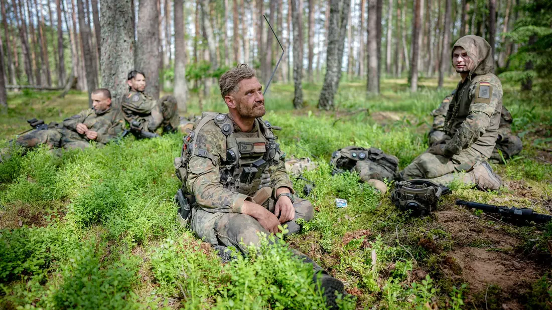 Zugführer Philip und seine Männer des Zuges «Bravo». - Bild: Kay Nietfeld/dpa