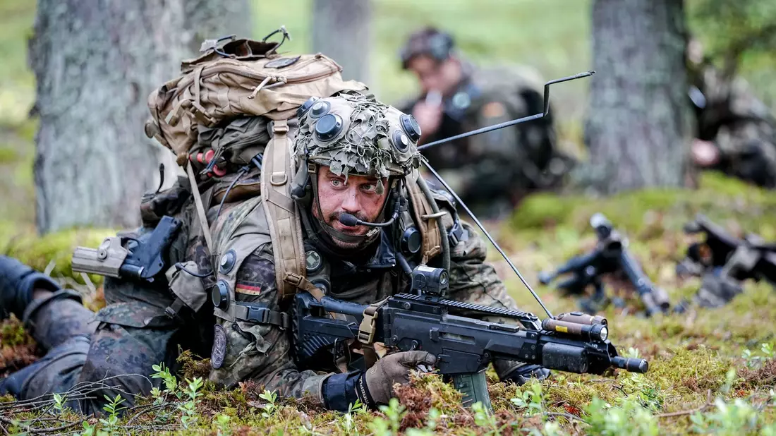 Die Panzergrenadiere arbeiten sich vor. - Bild: Kay Nietfeld/dpa
