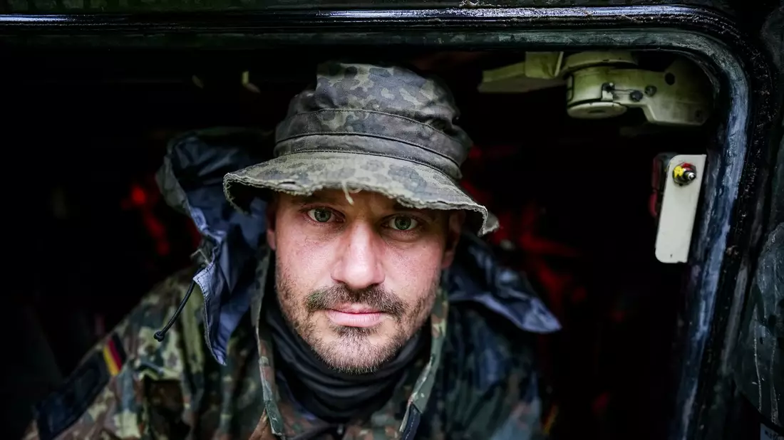Zugführer Philip im Schützenpanzer Puma. - Bild: Kay Nietfeld/dpa