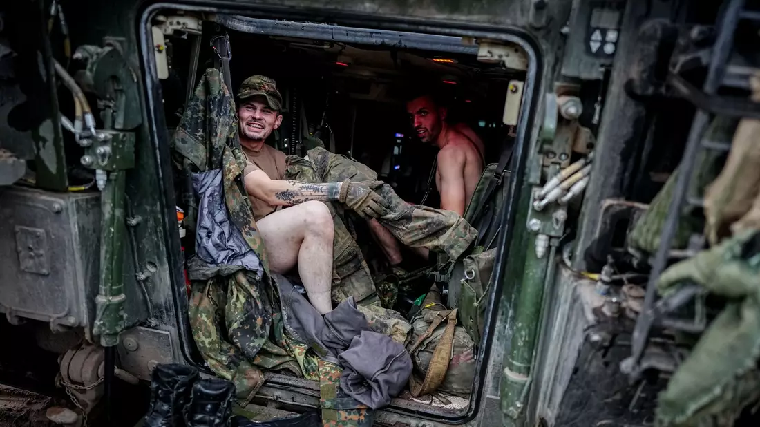 Nach dem Regen: Panzergrenadiere ziehen sich um. - Bild: Kay Nietfeld/dpa