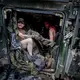 Nach dem Regen: Panzergrenadiere ziehen sich um. - Bild: Kay Nietfeld/dpa