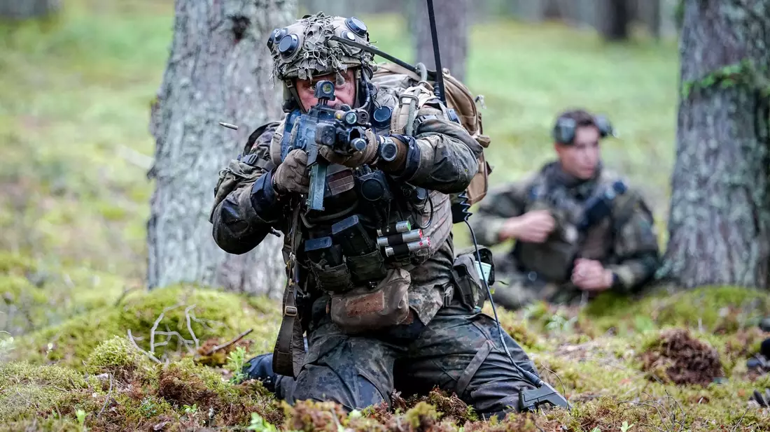 Waffe im Anschlag: Panzergrenadiere kämpfen im Wald. - Bild: Kay Nietfeld/dpa