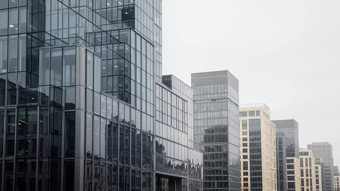 Partners Group Denies Freeze, Stock Down 30% Amid Redemption Pressure