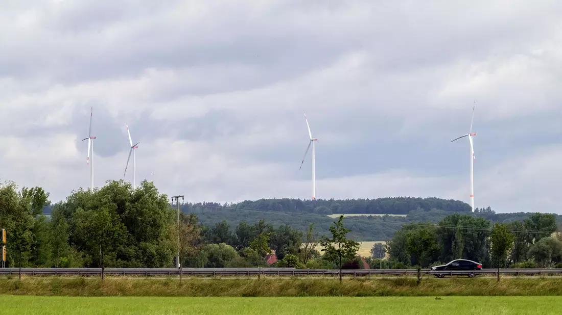 Zum Wochenstart dürfte es vielerorts wolkig am Himmel bleiben. - Bild: Pia Bayer/dpa