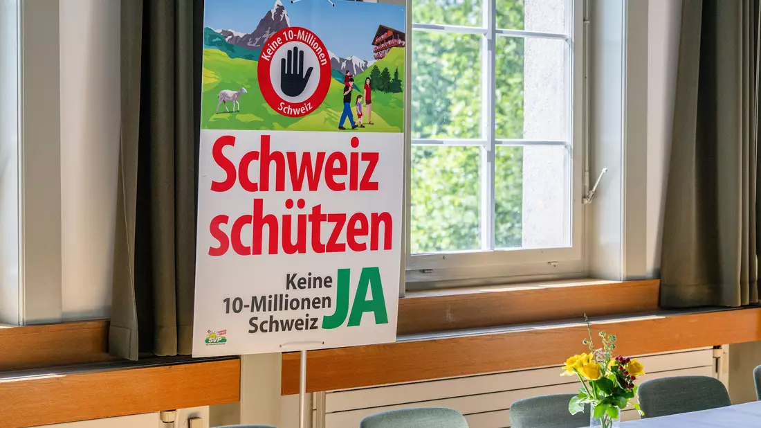 Die rechtskonservative Schweizerische Volkspartei (SVP) wollte die Bevölkerungszahl bis 2050 auf zehn Millionen begrenzen.  - Bild: Peter Schneider/KEYSTONE/dpa