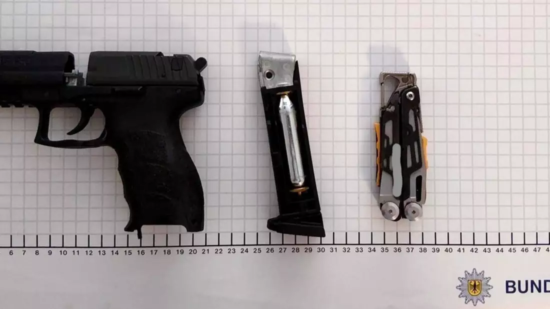 BPOL NRW: Bundespolizei stellt Messer und Gaswaffe nach Ladendiebstahl sicher - Bild: presseportal.de