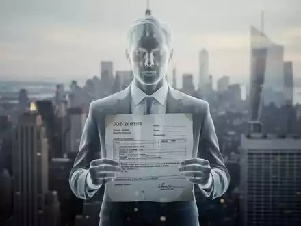 Eine gespenstische Figur in Geschäftskleidung vor der Skyline von New York City hält eine verblasste Stellenanzeige. - Foto: über boerse-global.de