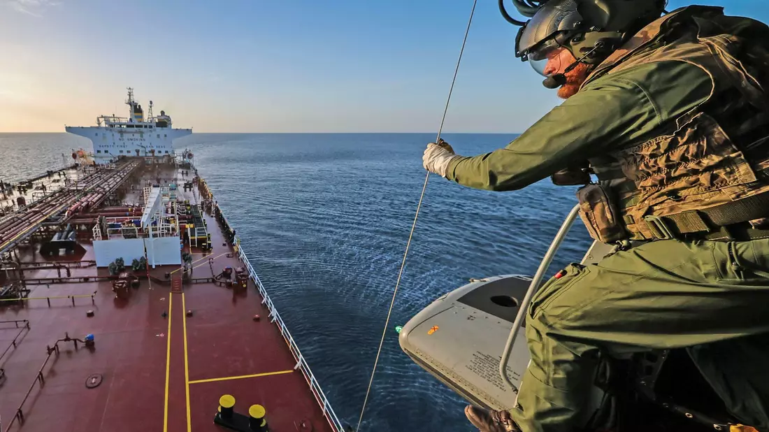 Britische Streitkräfte haben ein Schiff geentert, das zur russischen Schattenflotte gehören soll. (Handout) - Bild: Lphot Hutchins/MoD Crown copyright/PA Wire/dpa