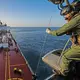 Britische Streitkräfte haben ein Schiff geentert, das zur russischen Schattenflotte gehören soll. (Handout) - Bild: Lphot Hutchins/MoD Crown copyright/PA Wire/dpa
