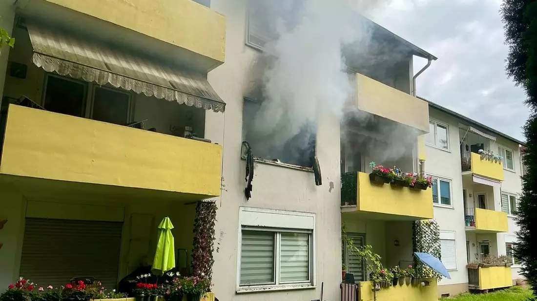 FW-E: Ausgedehnter Zimmerbrand in Essen-Frillendorf - Mehrfamilienhaus derzeit nicht bewohnbar - Bild: presseportal.de