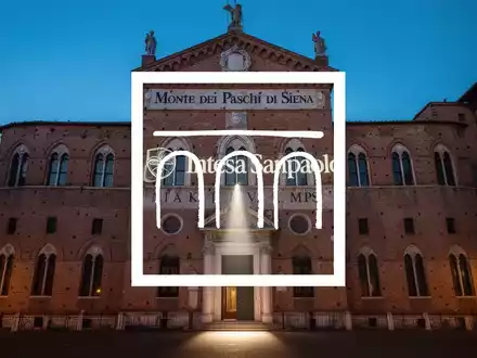 Historisches Gebäude der Monte dei Paschi di Siena Bank mit projiziertem Intesa Sanpaolo-Logo und dramatischem Licht. - Foto: über boerse-global.de