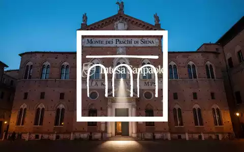 Historisches Gebäude der Monte dei Paschi di Siena Bank mit projiziertem Intesa Sanpaolo-Logo und dramatischem Licht. - Foto: über boerse-global.de