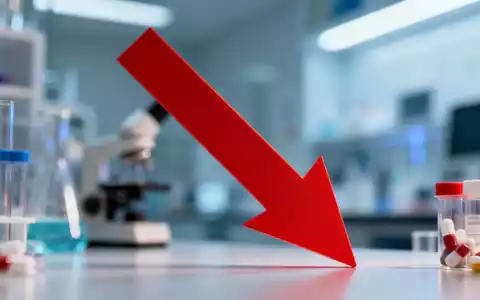 Ein roter Abwärtspfeil über einem unscharfen Bild eines Pharma-Forschungslabors, der einen starken Aktienkursrückgang symbolisiert. - Foto: über boerse-global.de