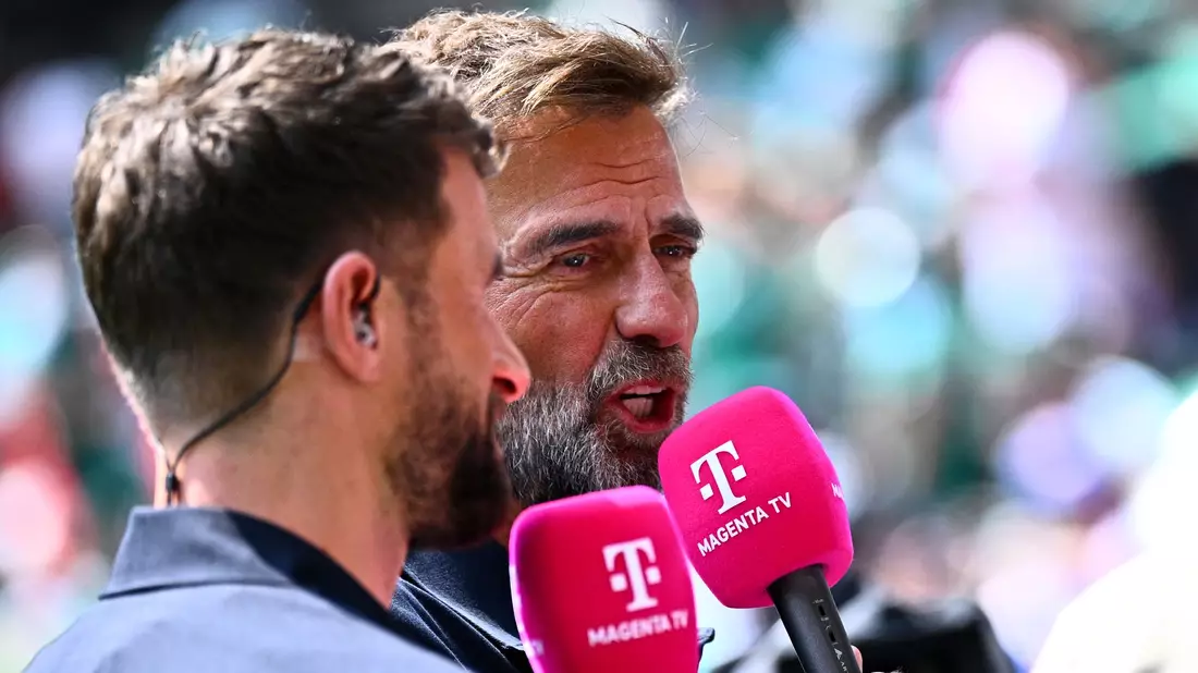 Thomas Müller (l) und Jürgen Klopp sind bei der WM als TV-Experten im Einsatz.  - Bild: Tom Weller/dpa