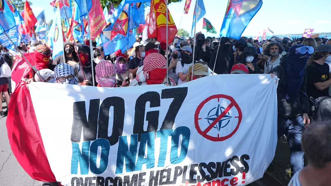Viele fordern mehr Unterstützung für Palästinenser beim Protestmarsch in Genf. - Bild: Michael Kappeler/dpa