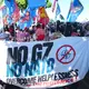 Viele fordern mehr Unterstützung für Palästinenser beim Protestmarsch in Genf. - Bild: Michael Kappeler/dpa