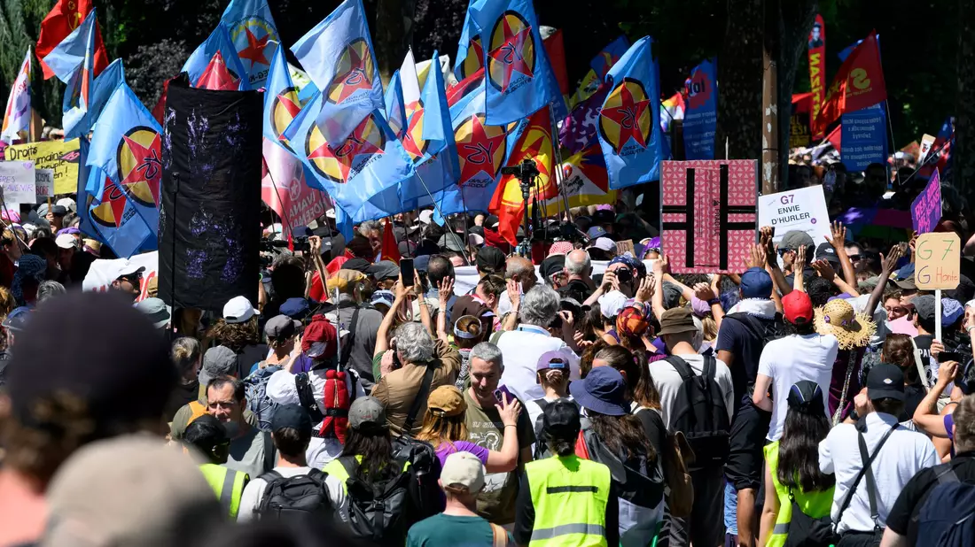 Eine Koalition aus rund 60 Gruppen hat zum Protest gegen die G7 aufgerufen. - Bild: Martial Trezzini/KEYSTONE/dpa