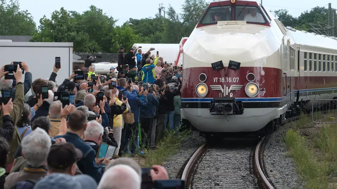 Willkommensfest für einen Zug-Oldtimer: Zahlreiche Schaulustige haben in Radebeul den historischen Schnellzug in Empfang genommen.  - Bild: Sebastian Willnow/dpa