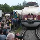 Willkommensfest für einen Zug-Oldtimer: Zahlreiche Schaulustige haben in Radebeul den historischen Schnellzug in Empfang genommen.  - Bild: Sebastian Willnow/dpa