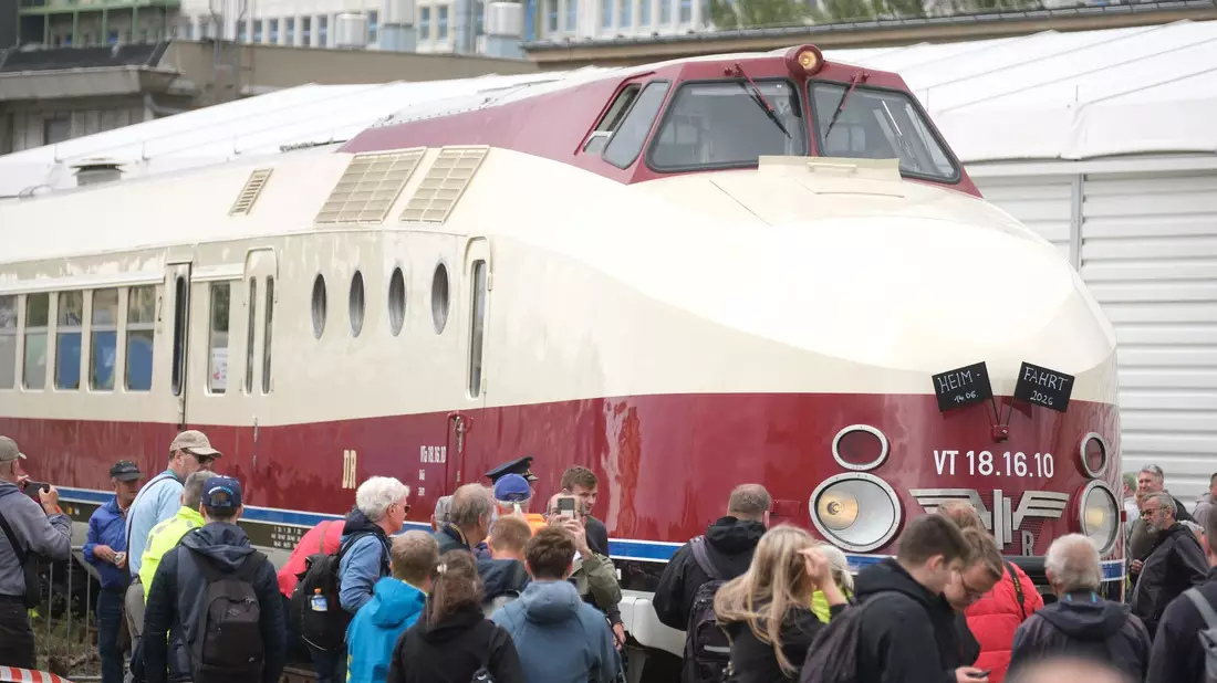Der einstige Prestigezug der Deutschen Reichsbahn fährt in den Bahnhof in Radebeul-Ost ein.  - Bild: Sebastian Willnow/dpa