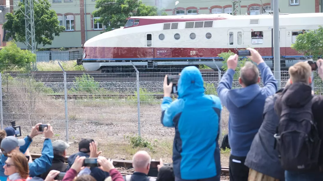 Nach aufwendiger Restaurierung soll der historische Schnellzug künftig bei Sonderfahrten Eisenbahn-Nostalgie verbreiten.  - Bild: Sebastian Willnow/dpa