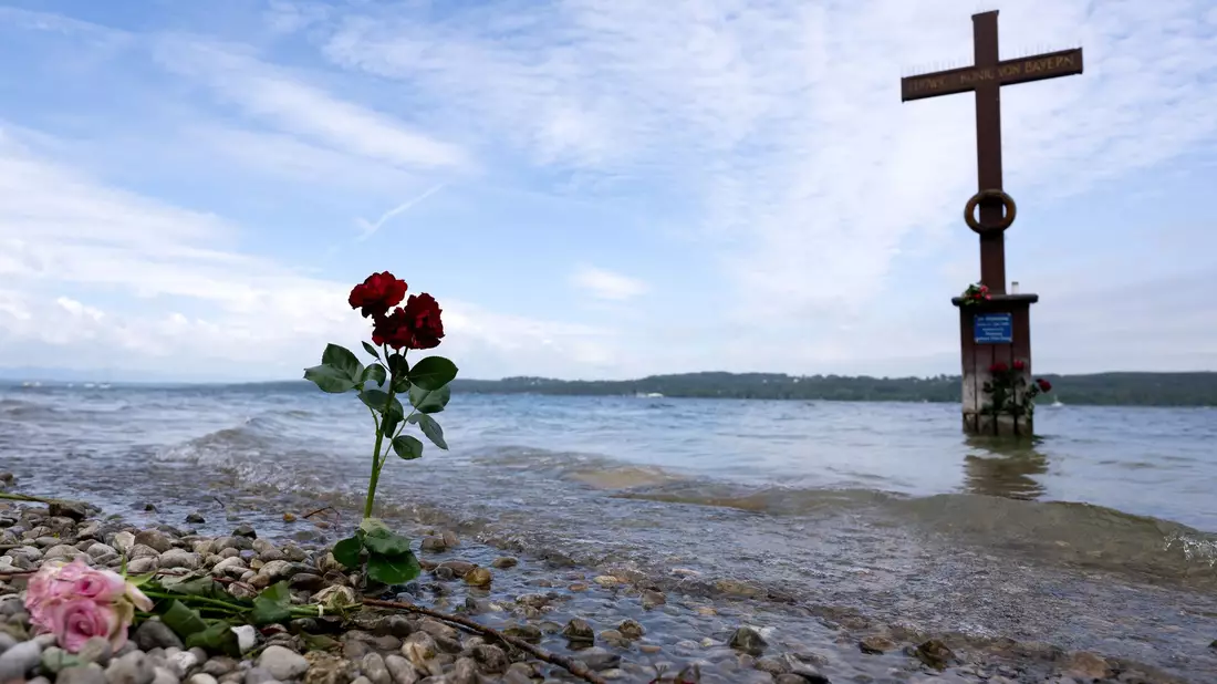 140 Jahre nach dem Tod von König Ludwig II. gedachten Königstreue am Starnberger des Herrschers.  - Bild: Sven Hoppe/dpa