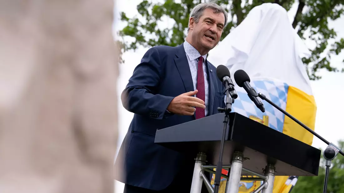 Bayerns Ministerpräsident Markus Söder (CSU) nimmt an der Enthüllung eines Denkmals anlässlich des 140. Todestages des bayerischen «Märchenkönigs» Ludwig II. teil.  - Bild: Sven Hoppe/dpa
